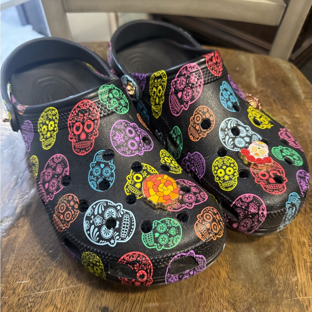 Men’s 10 Crocs dia de los muertos clog Women’s 12 Day of the Dead skull
